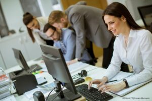 concurso Registraduría Nacional, mujer frente a monitor, Más Colombia