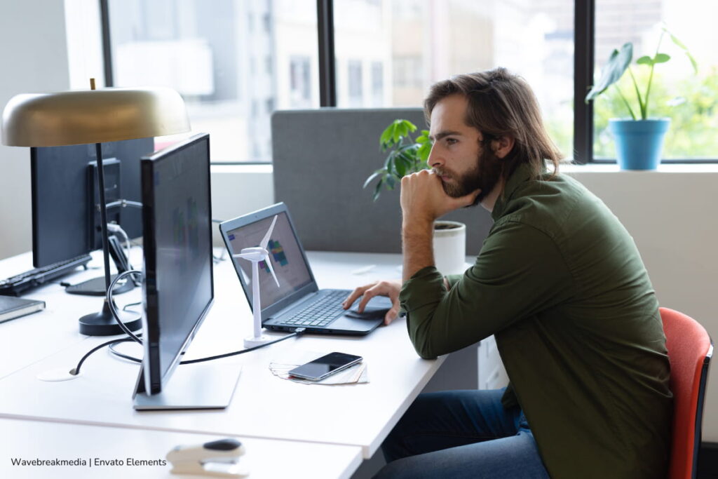 concurso SENA 4, hombre trabajando en computador, Más Colombia