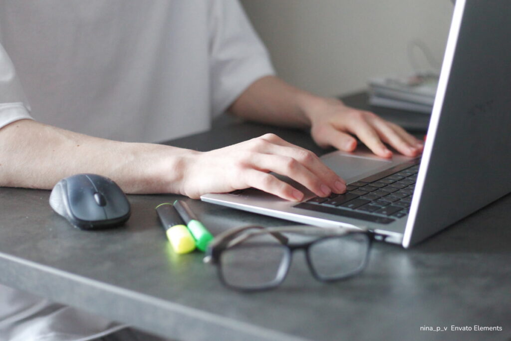 concurso SENA 4, persona frente al monitos, Más Colombia