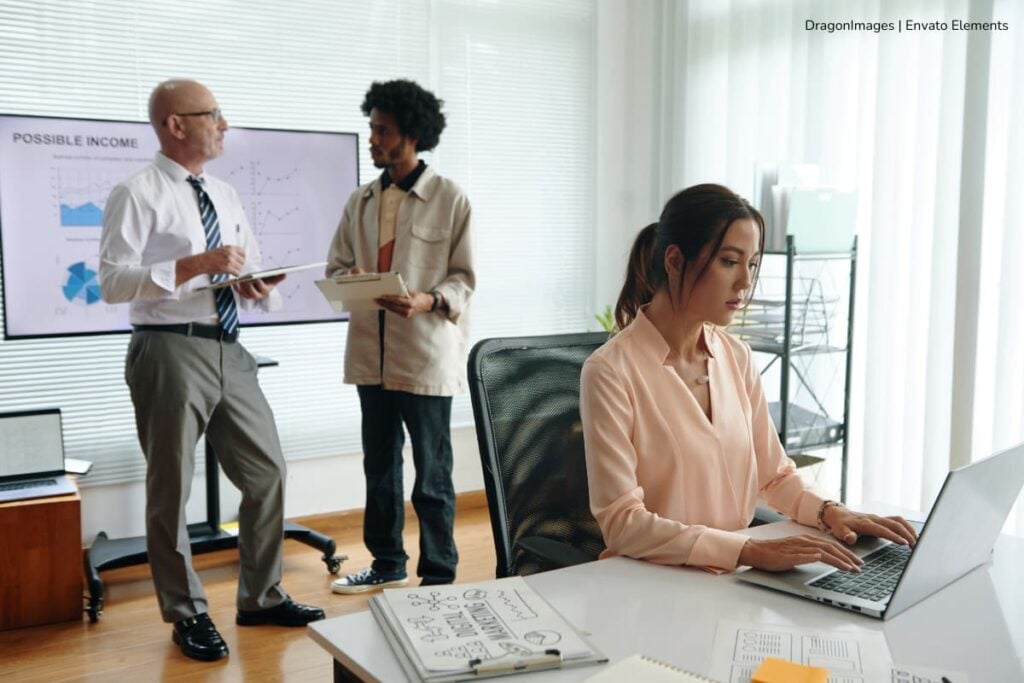 Resultados preliminares del concurso Territorial 11 de la CNSC: cuándo salen y cómo consultarlos 2 concurso Territorial 11, personas en una oficina, Más Colombia