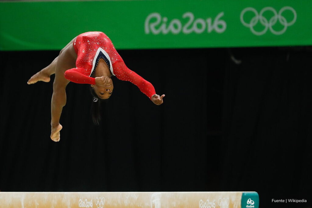 deportistas más sobresalientes, Simone Biles en una rutina de gimnasia, Más Colombia