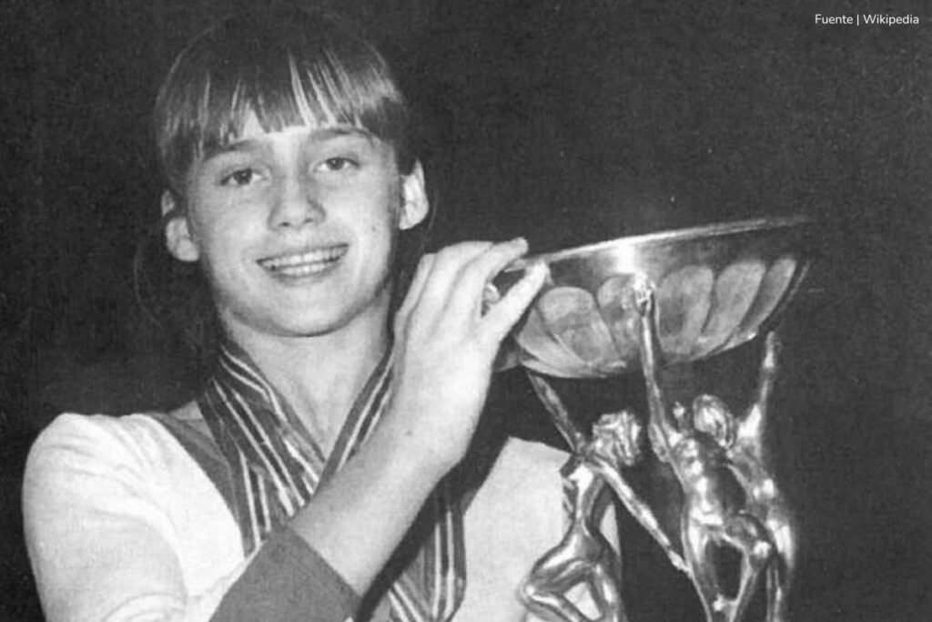 deportistas más sobresalientes, Nadia Comăneci recibiendo trofeo, Más Colombia