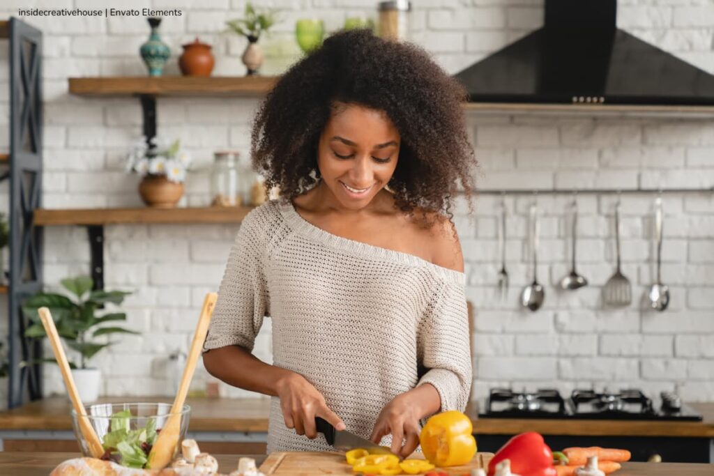 Cómo hacer una dieta vegana 8 dieta vegana, Mujer preparando comida vegana, Más Colombia