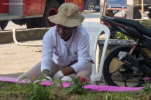 jóvenes en servicio social, mujer prestando servicio social, Más Colombia