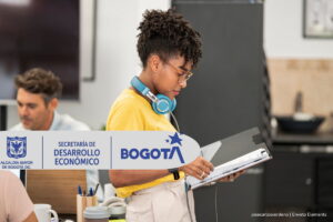 ofertas de empleo, mujer afro en su trabajo, Más Colombia