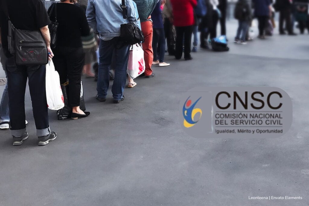 Ojo, esto es lo que debe pagar para aplicar a los concursos de la CNSC en 2025 3 concursos de la CNSC, personas haciendo fila para pagar derechos de participación, Más Colombia