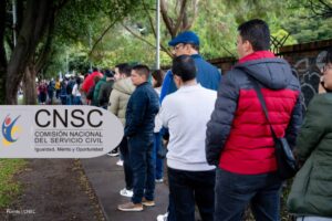 concursos de la CNSC, personas haciendo fila, Más Colombia