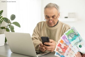 pagos de Colombia Mayor, hombre adulto revisando pago, Más Colombia