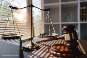 rama judicial en Colombia, balanza legal y mazo de justicia, Más Colombia