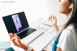 seguridad y salud en el trabajo, mujer haciendo pausas activas en el teletrabajo, Más Colombia