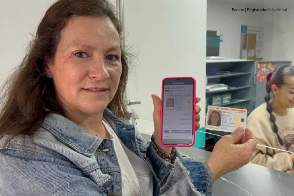 ¿Le robaron o perdió el celular con su cédula digital? Esto es lo que debe hacer 3 cédula digital, mujer con cédula digital, Más Colombia