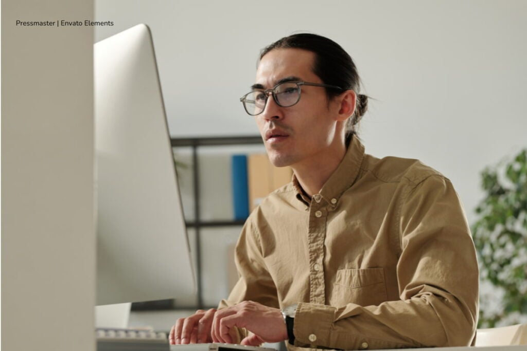 Nueva fecha para la publicación de resultados del concurso DIAN 2667: cómo consultar y qué sigue 3 concurso DIAN 2667, persona consultando resultados, Más Colombia