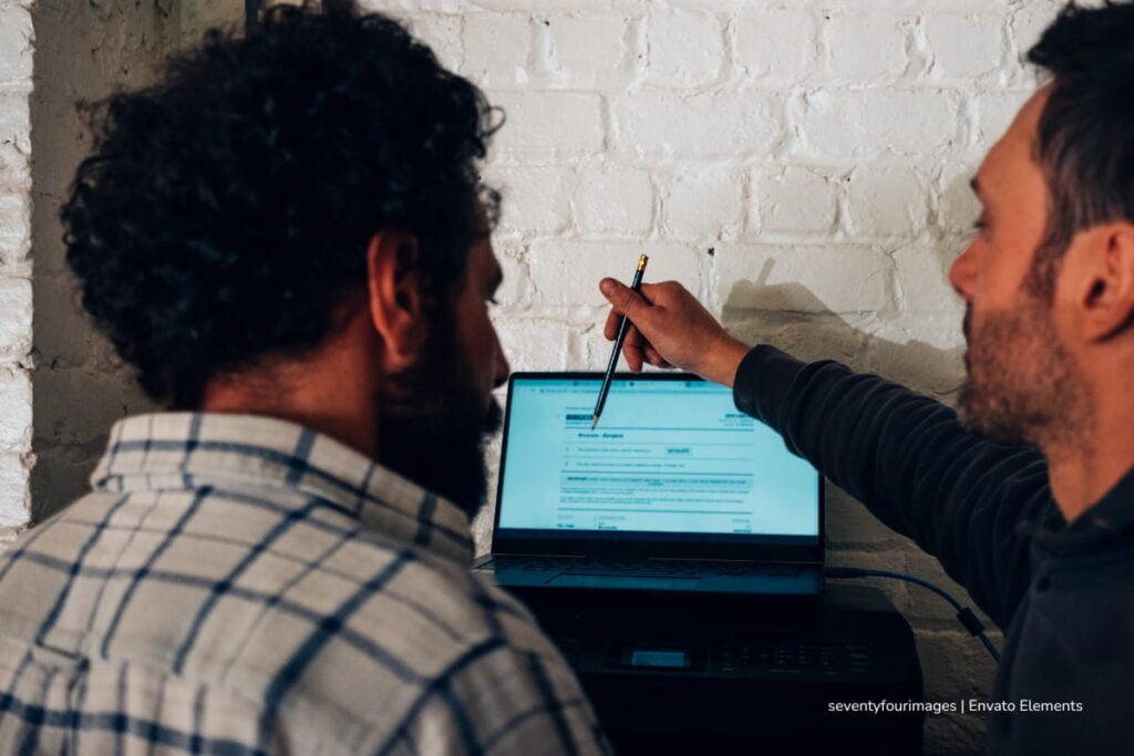 Atención, ya puede revisar los resultados del concurso DIAN 2667: cómo consultar y presentar reclamaciones 4 concurso DIAN 2667, hombre observando resultados, Más Colombia