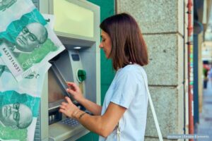 intereses de las cesantías 2025, cajero automático, dinero, profesora, Más Colombia