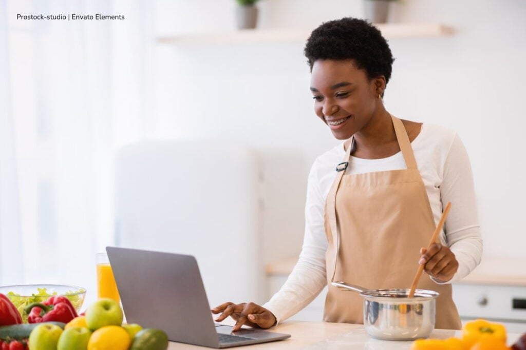 Descubra los mejores cursos de cocina en Bogotá para convertirse en chef experto 5 cursos de cocina en Bogotá, Mujer realizando curso de cocina virtual, Más Colombia