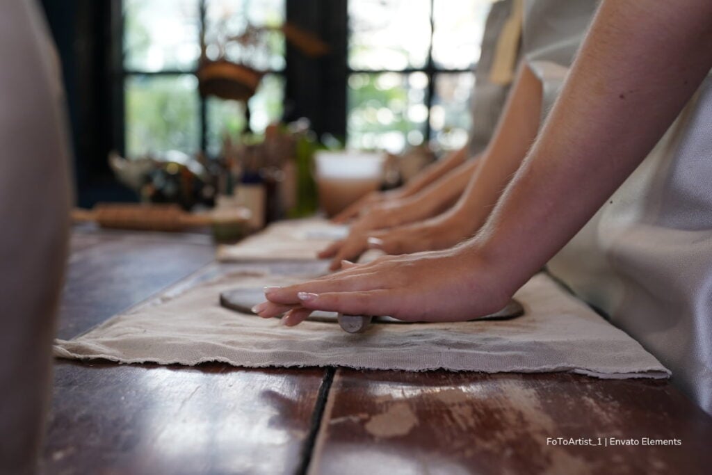 Descubra los mejores cursos de cocina en Bogotá para convertirse en chef experto 6 cursos de cocina en Bogotá, Personas especializándose en repostería, Más Colombia