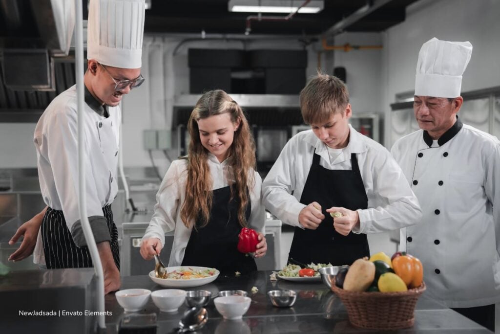 Descubra los mejores cursos de cocina en Bogotá para convertirse en chef experto 7 cursos de cocina en Bogotá, Estudiantes principiantes aprendiendo a cortar alimentos, Más Colombia