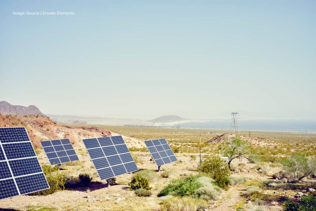 El planeta Tierra: estructura, desafíos y su futuro en la era humana 4 el planeta tierra, Paneles solares instalados en extenso terreno árido, Más Colombia