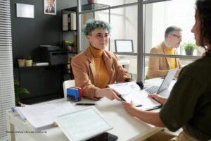 ofertas de empleo, mujer en entrevista de trabajo, Más Colombia