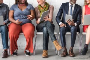 tasa de desempleo, personas en entrevista de trabajo, Más Colombia