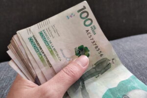 Aumento salarial para empleados públicos, negociación estatal 2025, dinero, billetes, Más Colombia