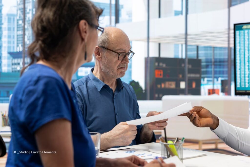 decreto laboral de universidades públicas, maestro leyendo decreto, Más Colombia