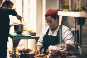 empleo en Colombia, panorama laboral, trabajadora de restaurante, Más Colombia