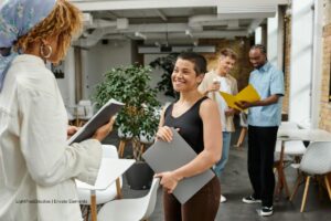 feria de empleo bilingüe, personas en feria laboral, Más Colombia