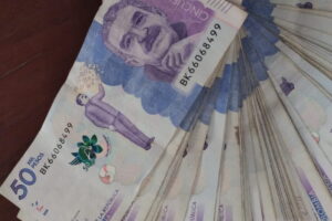 negociación estatal 2025, aumento salarial, empleados públicos, trabajadores, dinero, billetes, Más Colombia