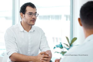 ofertas de empleo, feria de empleo, hombre en entrevista de trabajo, Más Colombia