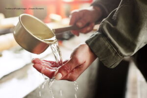 racionamiento de agua, personas lavándose sus manos con recipiente, Más Colombia