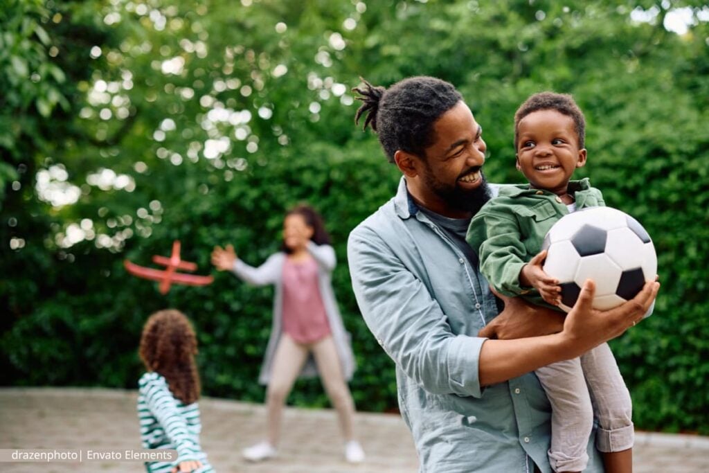 Nueva Circular explica cuáles son los beneficios del salario emocional del magisterio 2025 2 Salario emocional del magisterio 2025, padre jugando con hijos, día de la familia, Más Colombia