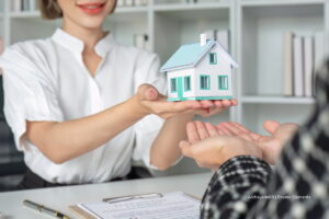 subsidio de vivienda, mujer entregando alcancía con forma de casa, Más Colombia