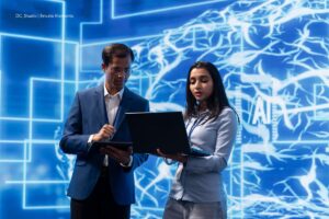 ventajas de la inteligencia artificial, Profesionales colaborando con tecnología IA, Más Colombia