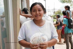 Renta Ciudadana y devolución del IVA, mujer con dinero en mano, Más Colombia