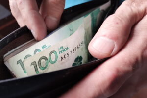 bonificación por servicios prestados, empleados públicos, beneficios para empleados públicos, billetera, dinero, mano, Más Colombia