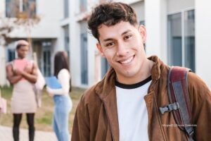 becas para educación superior, hombre joven becado, Más Colombia