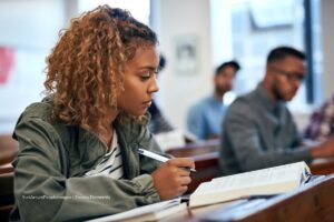 becas por examen Saber Pro, joven estudiando, Más Colombia