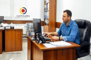 concurso Contraloría 2025, hombre en oficina, Más Colombia
