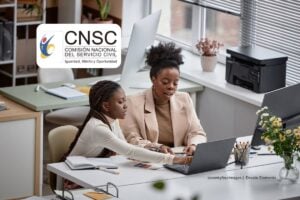 concurso Superintendencias, mujeres consultando listas, Más Colombia