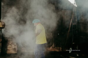 contaminación ambiental, Personas trabajando en una fábrica que emite humo, Más Colombia