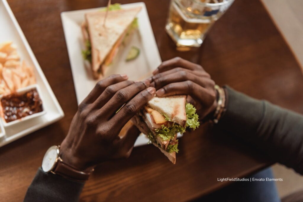 El sándwich más caro del mundo: youtuber gastó 1.500 dólares para hacerlo todo desde cero 3 sándwich más caro del mundo, hombre disfrutando de sánduche, Más Colombia