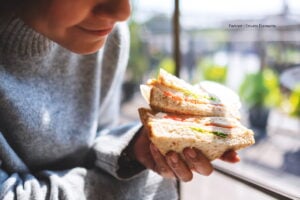 sándwich más caro del mundo, mujer comiendo sánduche, Más Colombia
