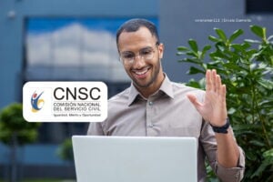 curso virtual de la CNSC, hombre frente a computador, Más Colombia