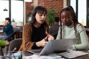 cursos gratis, profesora con alumna, Más Colombia