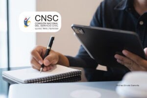 cursos virtuales de la CNSC, persona tomando nota, Más Colombia