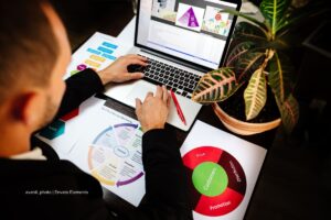 cursos virtuales del Ministerio TIC, persona haciendo curso virtual, Más Colombia