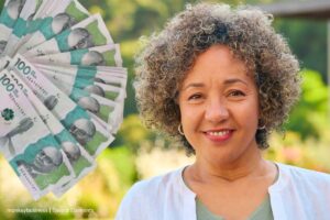 prima pensional de mitad de año, mesada 15, docente, dinero, mujer, Más Colombia
