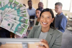 pago retroactivo 2025, aumento salarial, dinero, mujer, pantalla, tabla, Más Colombia