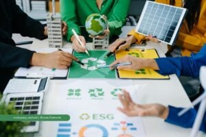 mitigar el impacto ambiental, Equipo de profesionales analizando datos ambientales en una oficina, Más Colombia